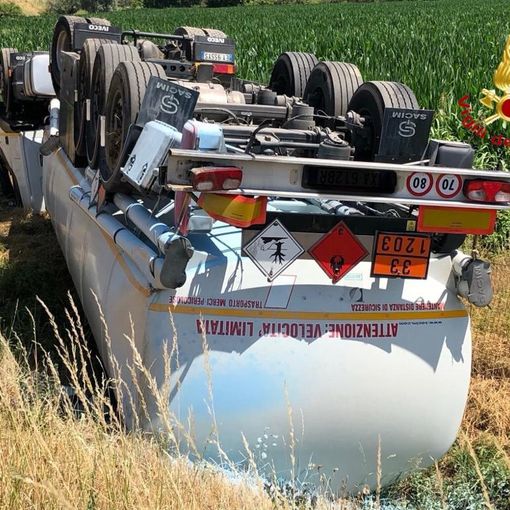 Autocisterna si ribalta finendo fuori strada