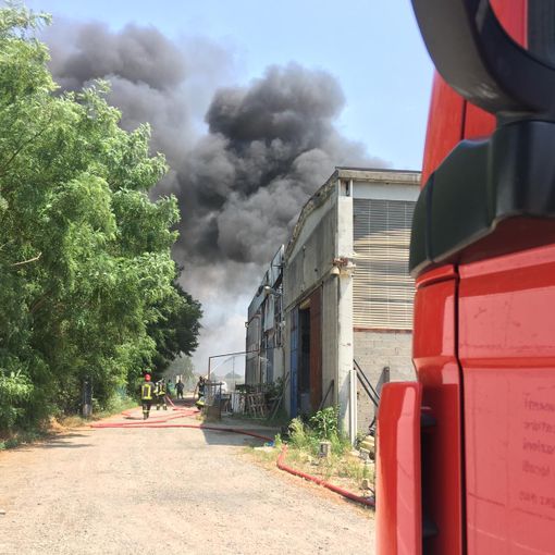 Cameri, grosso incendio in un capannone