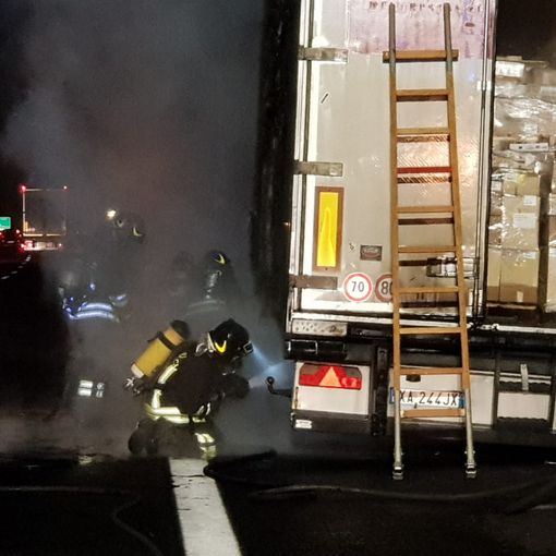 Va a fuoco un camion frigo in autostrada