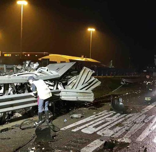 Groviglio di lamiere sulla a4 a Biandrate
