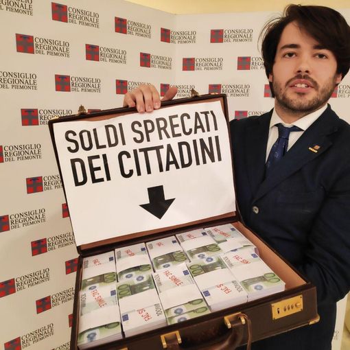 Città della Salute di Novara, in Consiglio regionale una valigetta piena di soldi per denunciare i soldi dei cittadini sprecati dalla politica