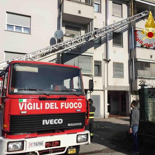 Arona, trovato morto in casa