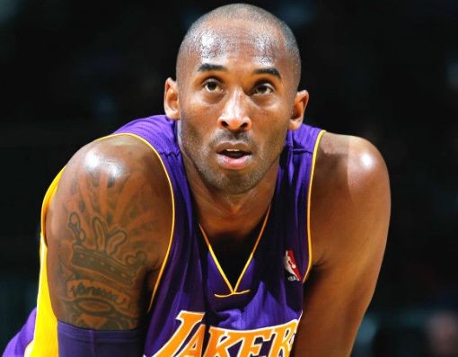Novara ricorda Koby Bryant: la cupola illuminata di giallo e viola