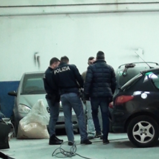 Simulavano incidenti per frodare le assicurazioni, la Polizia scopre la truffa di una carrozzeria di Trecate