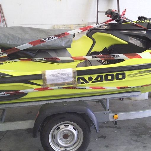 In acquascooter ubriaco va a sbattere contro una barca ormeggiata: mezzo sequestrato e sanzioni per quasi 8mila euro