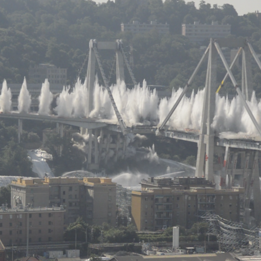 Abbattuto il ponte Morandi. Nel suo crollo morirono anche papà, mamma e figlia di Oleggio