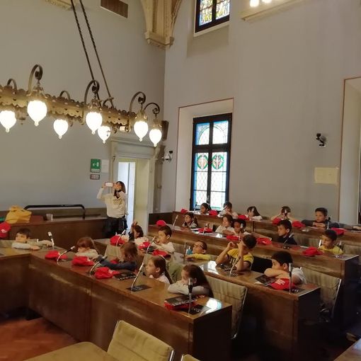 Alla scoperta dell’anagrafe: le classi della “Don Milani” in visita in municipio