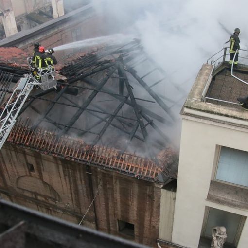 Notizie dal Piemonte. A fuoco la Cavallerizza, Appendino sul posto: “Incendio domato, grazie ai vigili del fuoco” [VIDEO]