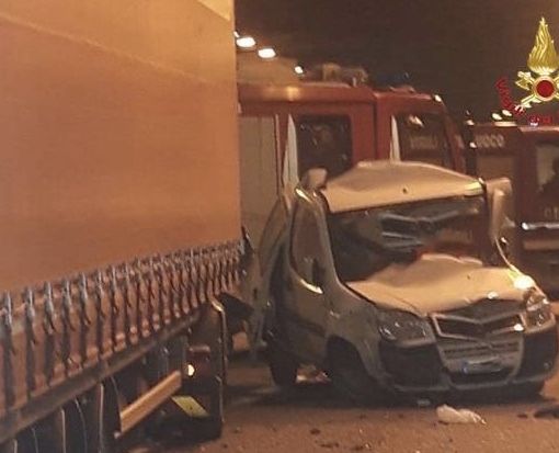 Schianto in galleria a Castelletto, morti un uomo e una donna travolti da un tir