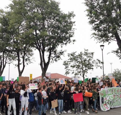 Novara: 2mila studenti sfilano al Fridaysforfuture