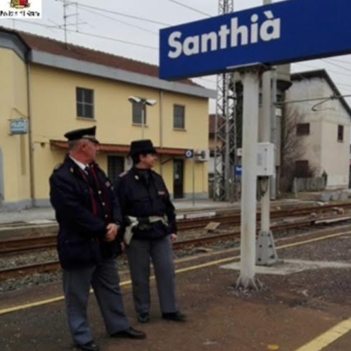 Pistola carica nascosta lungo la linea ferroviaria