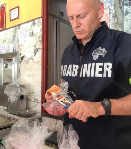 Notizie dal Piemonte. Bisolfito di sodio per mantenere le carni con un aspetto fresco e attraente per i clienti, blitz dei carabinieri [FOTO e VIDEO]