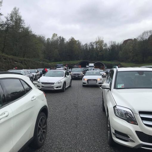 Arona, camion perde il carico in autostrada. Una cinquantina di auto con le gomme bucate
