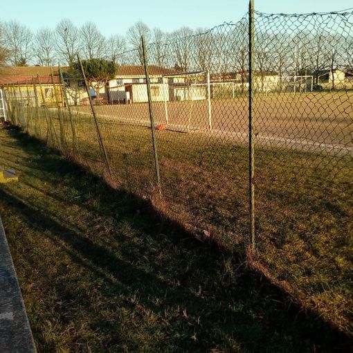 Trecate: iniziati i lavori di sostituzione della rete del campo da calcio di via Incasate