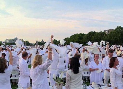 Stasera cena “total white” per concludere la festa in Zanghera a Galliate