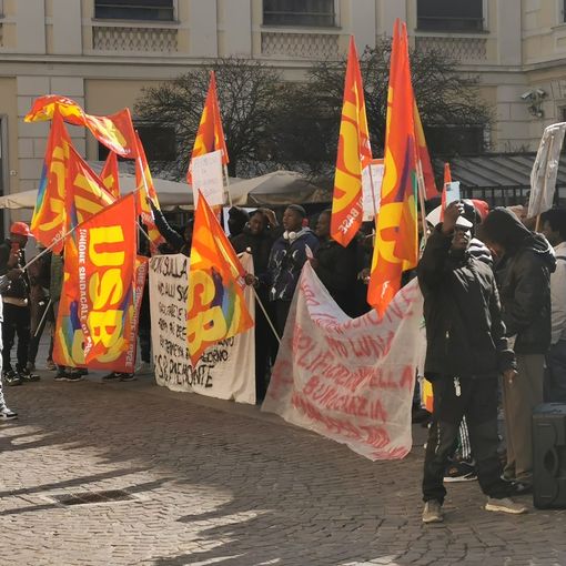 Immigrati in piazza a Novara protestano per lungaggini nei permessi di soggiorno