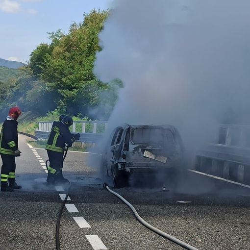 Bruciata un’auto sulla A26