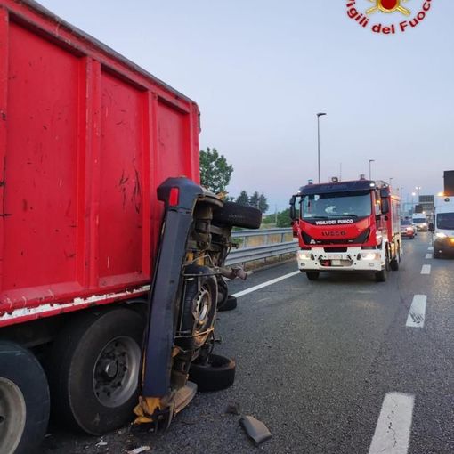 Incidente sulla A4, un furgone urta un camion fermo