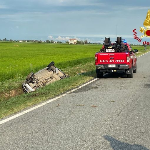 Auto finisce nel fossato, muore il conducente