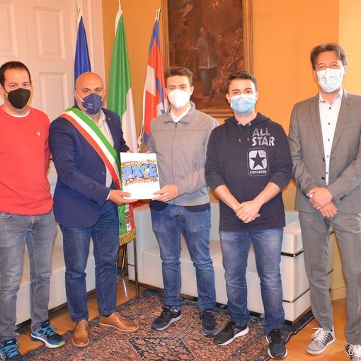 I ragazzi del Sermig hanno consegnato al sindaco Bossi e all’assessore Valsesia la &quot;lettera alla coscienza&quot;