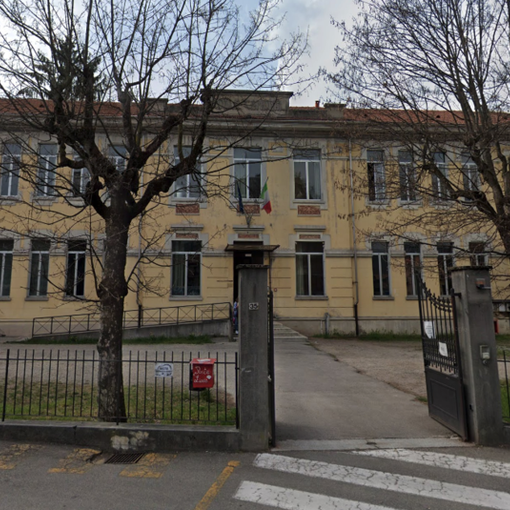 Calcinacci si staccano dal soffitto al liceo di Gozzano: una studentessa ferita, scuole chiuse per verifiche