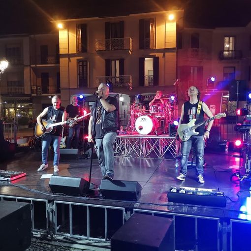 Le canzoni di Vasco e Ligabue hanno riempito la piazza di Trecate