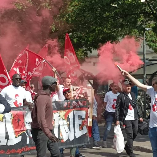 Inizia il processo per l'omicidio del sindacalista Adil Belakhdim: manifestazione di protesta a Novara. FOTO e VIDEO