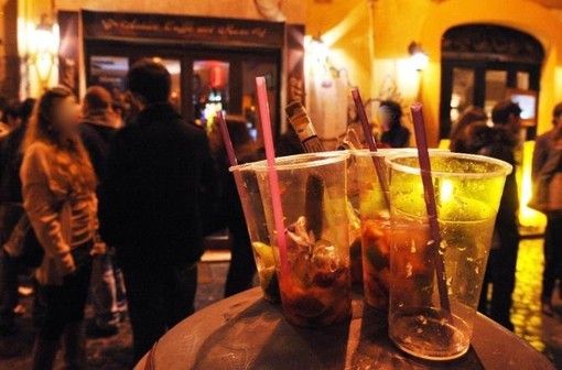 A Trecate è entrato in vigore il divieto di consumare bevande alcoliche in alcune zone della città