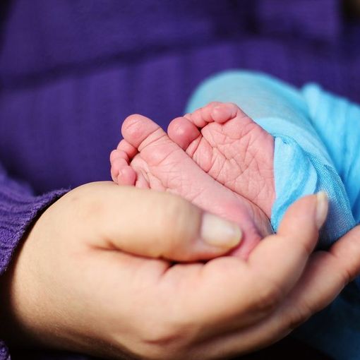 Dal Nord Ovest. Neonato morto soffocato al Pertini: &quot;Troppo poche ostetriche ed infermieri. Errore famiglie fuori dai reparti&quot;