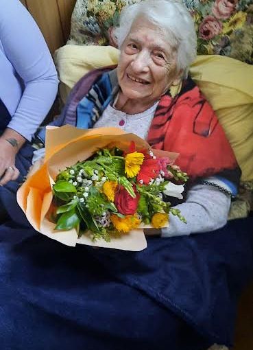 ‍L’omaggio dell’amministrazione alla mamma e nonna trecatese Francesca Caviggioli