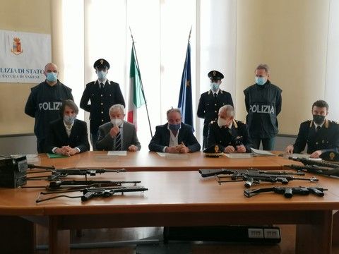 Kalashnikov, uzi e granate, sequestrato un arsenale di armi da guerra a Gallarate