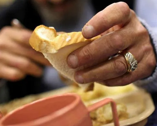 Trecate rinnova la convenzione con la parrocchia per la mensa solidale “Il pane quotidiano”