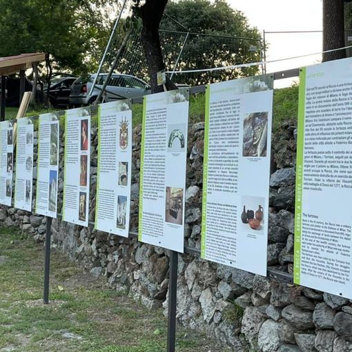 Esposti nel cortile i pannelli descrittivi della Rocca di Arona