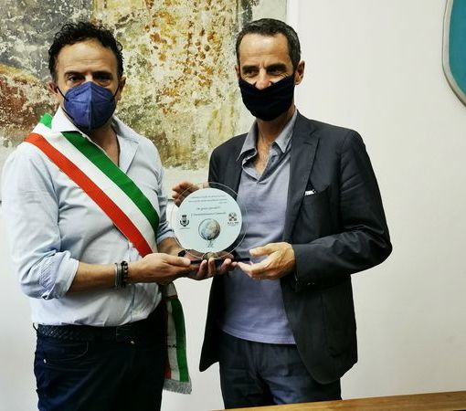 Consegnata al Direttore di Asl Novara una targa per ringraziare gli operatori sanitari