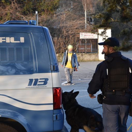 Novara: la Polizia di Stato e il Reparto cinofili di Torino effettuano controlli nelle scuole superiori