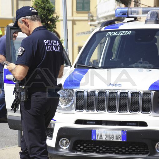 Ruba alimenti e alcolici dal supermercato minacciando il titolare per non pagare: denunciato in Liguria un turista novarese