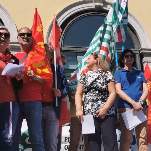 Grande partecipazione per la manifestazione del 1° maggio a Novara FOTO