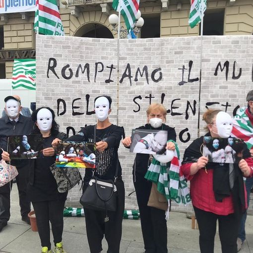 &quot;Basta, non siamo invisibili&quot;: sotto la Regione la protesta dei lavoratori delle Rsa [FOTO e VIDEO]