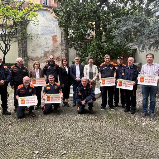 Consegna degli adesivi con il logo della Provincia di Novara