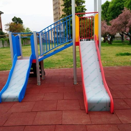 Continua la manutenzione dei giochi nei parchi di Novara