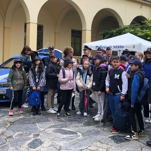 Il Consiglio dei Bambini di Novara chiude l'anno con una visita alla Questura: imparare sulla legalità e sicurezza