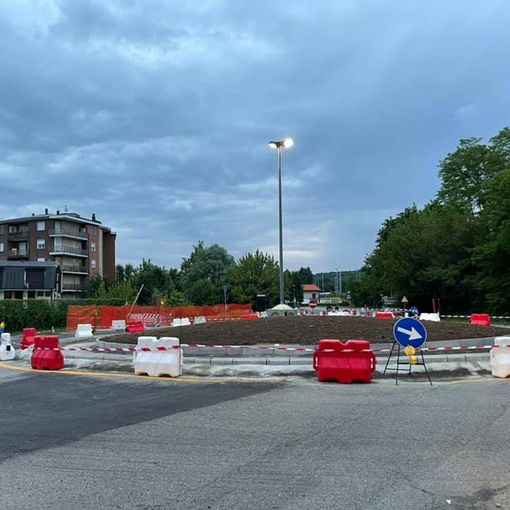 Procedono i lavori della rotonda di Arona dopo il periodo di prova