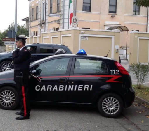Dal Nord Ovest - Manda ai vicini un video di minacce in cui esibisce un'arma (finta): 38enne nei guai