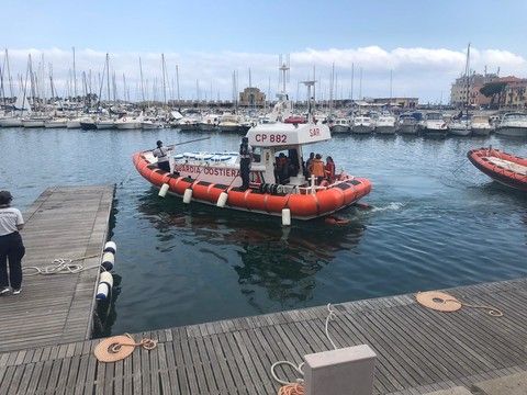 Imperia: rimane pericolosamente incagliata a ridosso degli scogli, barca a vela recuperata dalla Guardia Costiera