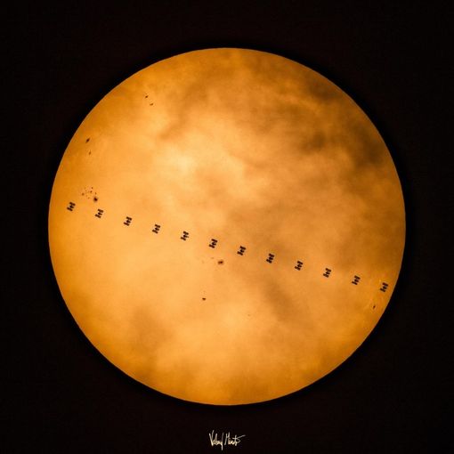 Curiosità:; Lo spettacolare passaggio della Stazione Spaziale Internazionale davanti al Sole