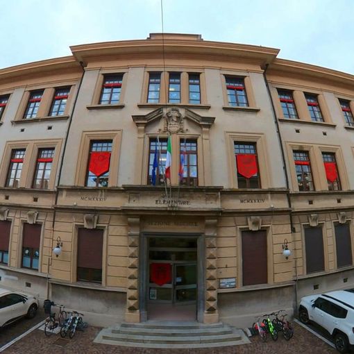 La scuola di Trecate trasformata in un calendario dell’avvento