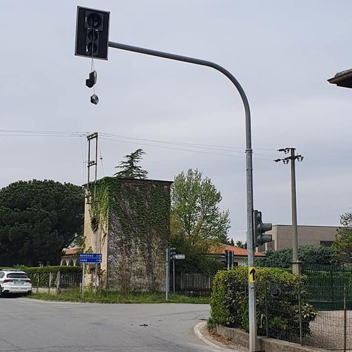 Momo, semaforo distrutto da un incidente