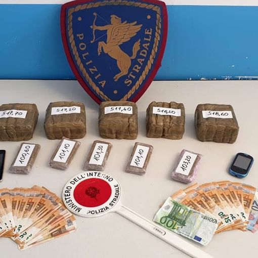 Viaggiavano tra Galliate e Novara con 3 kg di fumo, arrestati dalla Stradale