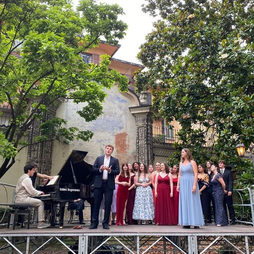 Successo per &quot;Si parla, si canta&quot; nel giardino di Palazzo Natta