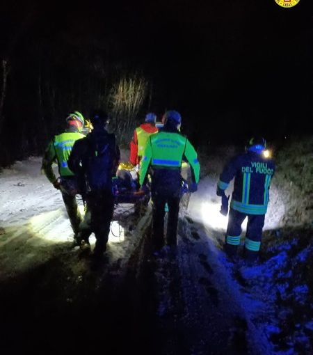 Dal Nord Ovest - Auto esce di strada per la neve e precipita per 70 metri: tratto in salvo il conducente